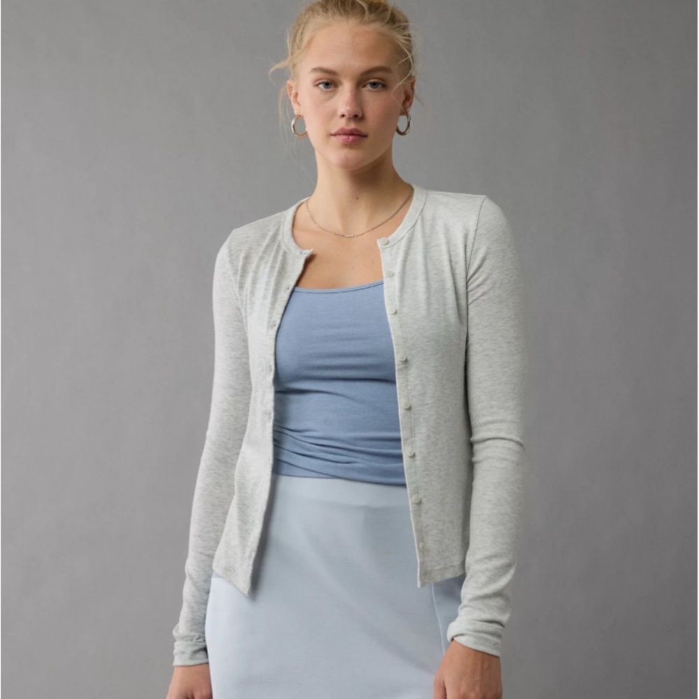 American Eagle Light Gray, straight hem, Long Sleeve Button-Up Top Womens S